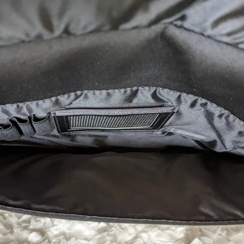 Targus Laptop Sleeve Gray/Black Neoprene (CVR200) 15 Inch - Picture 5 of 7
